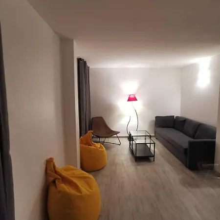 Au Saint-hubert, 3 *