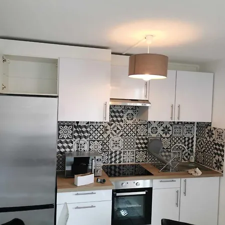 Au Saint-hubert, 3 *
